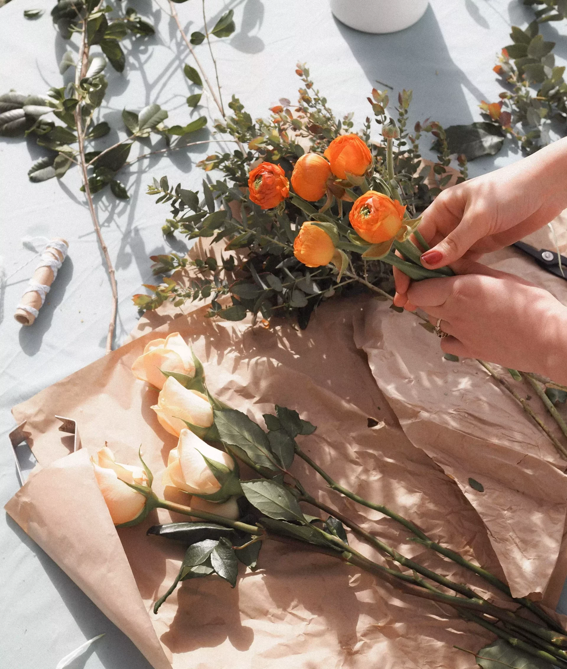 Préparation d'un bouquet de fleurs pour livraison