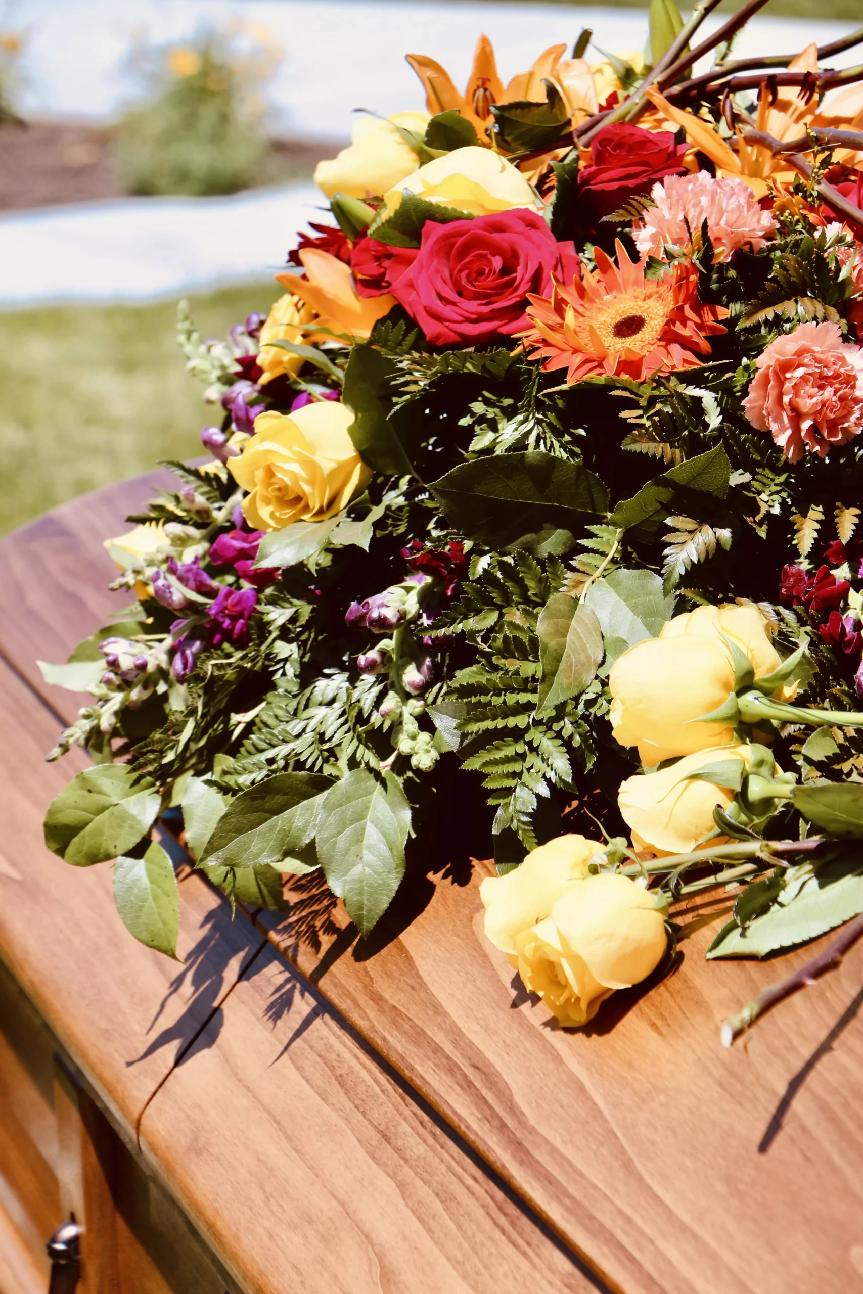 Cercueil rapatrié avec composition florale